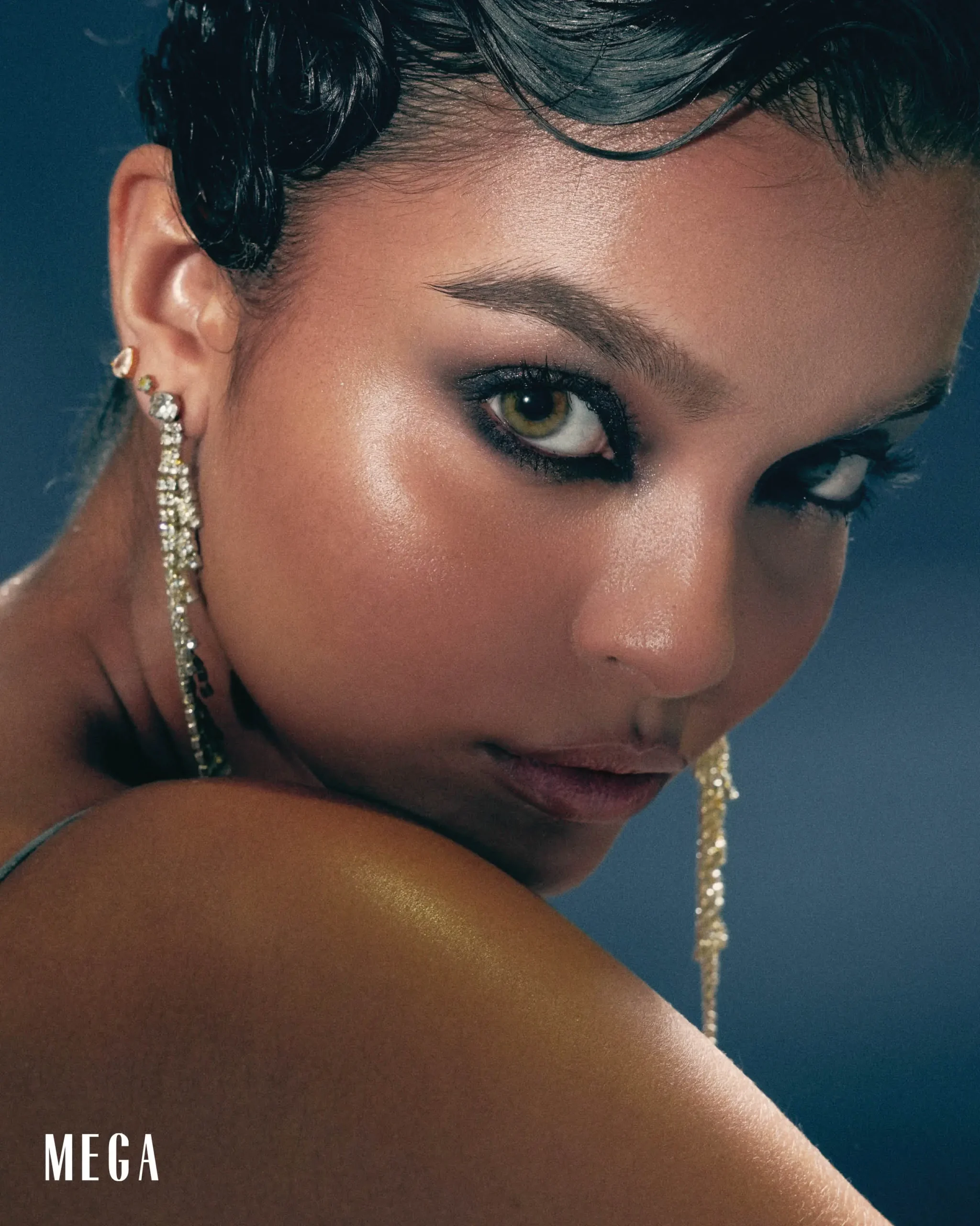 PRO TIP: A radiant, luminous complexion remains one of today’s most coveted looks. To achieve this glow-from-within finish, start with an illuminating primer as your base. Then, choose the right foundation and apply it in thin layers using a damp beauty sponge or a dense brush, pressing or buffing the product into the skin for a seamless, lit- from-within effect