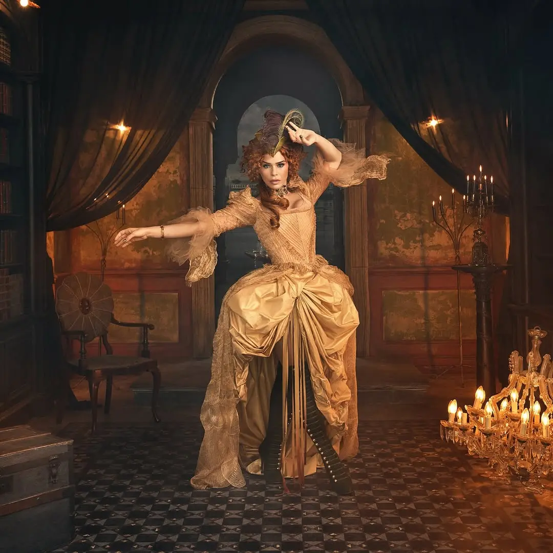BILLIE PIPER AS ISADORA CAPRI