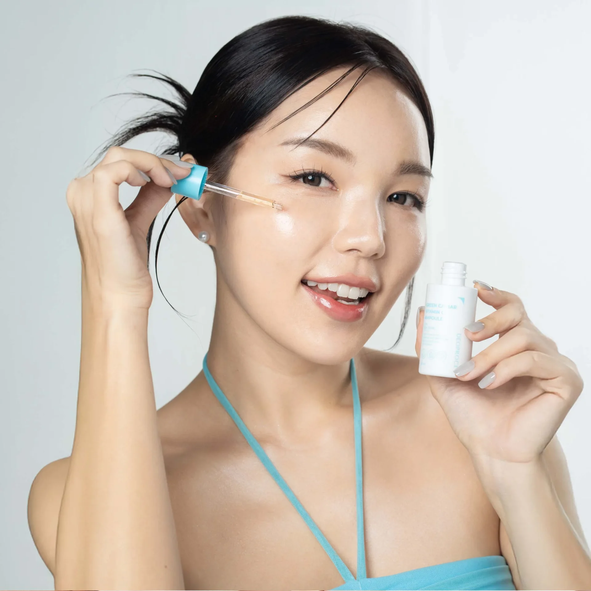 A girl with her Green Caviar Deoproce essential