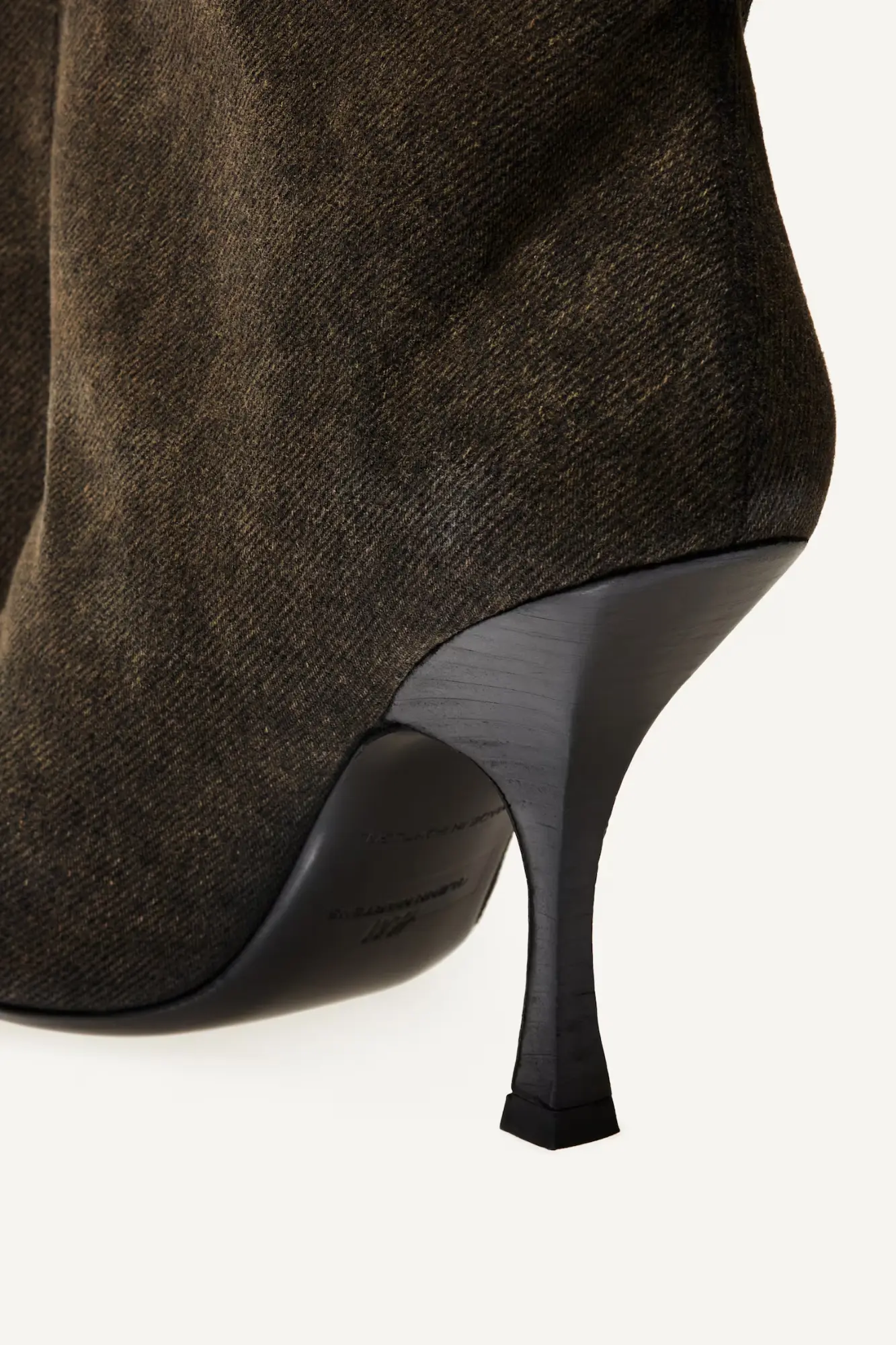 CAN'T FORGET ABOUT THE HEEL