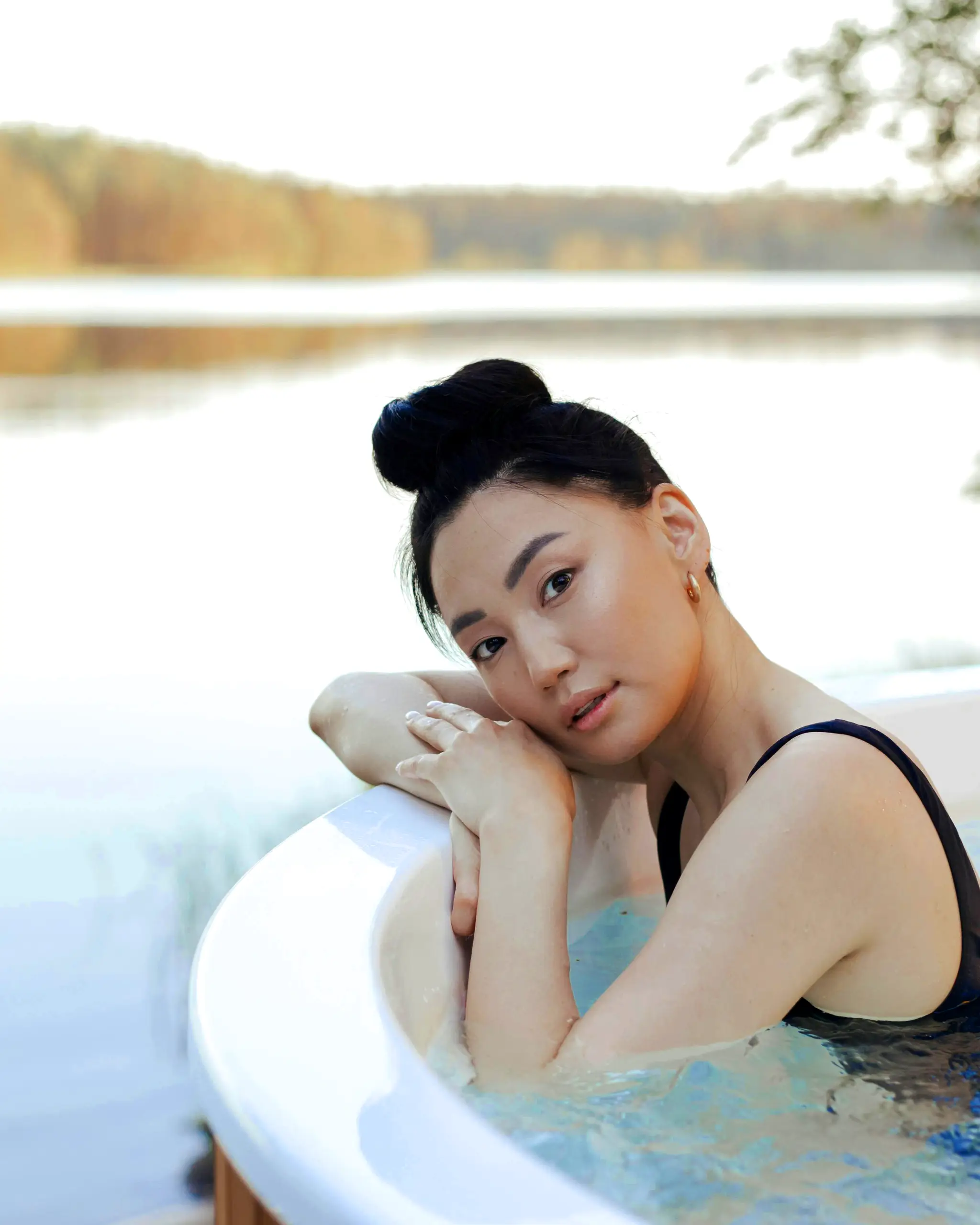Overseas, a woman relaxes in a pool, supported by the peace-of-mind given by her AMEX credit card