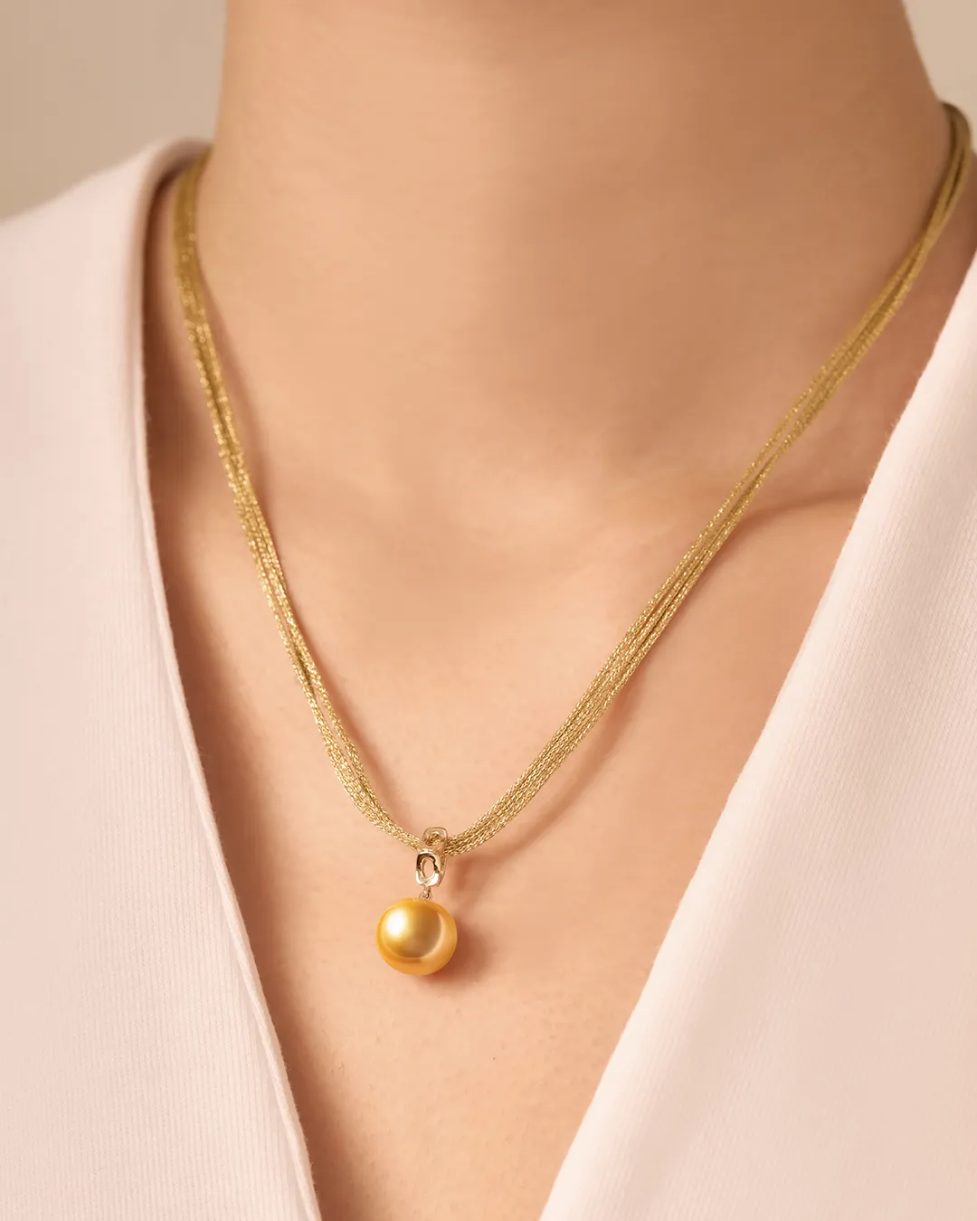 ADORNED WITH A GOLDEN SOUTH SEA PEARL