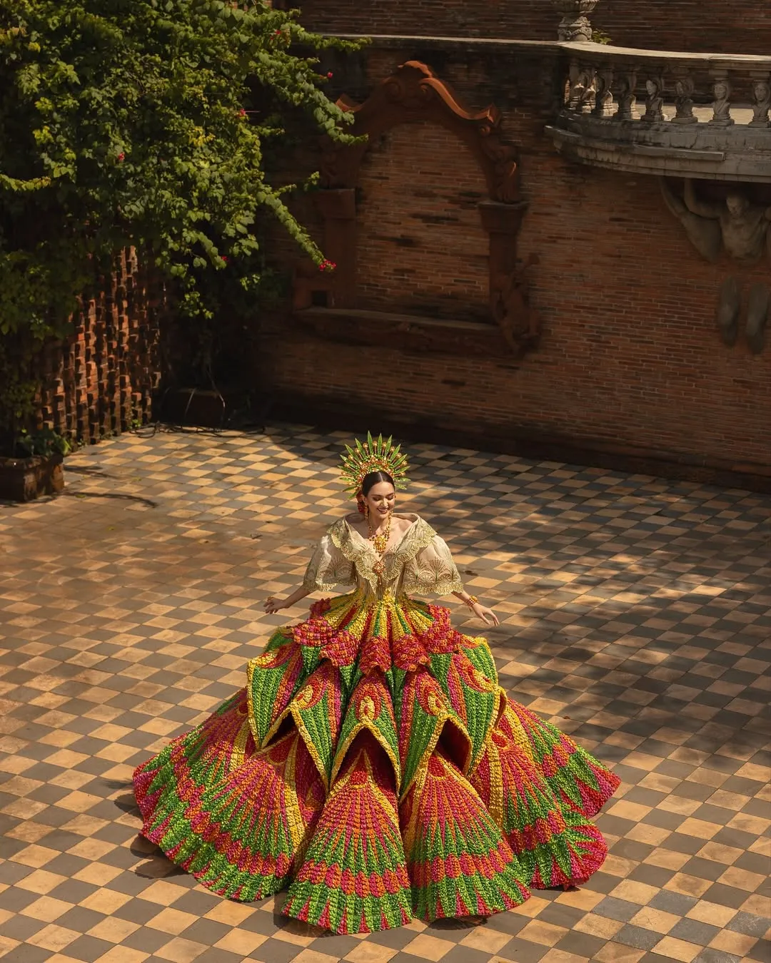 THE VOLUMINOUS SKIRT, MADE OF 65,000 PETALS, CLEVERLY RECALLS THE PAROL
