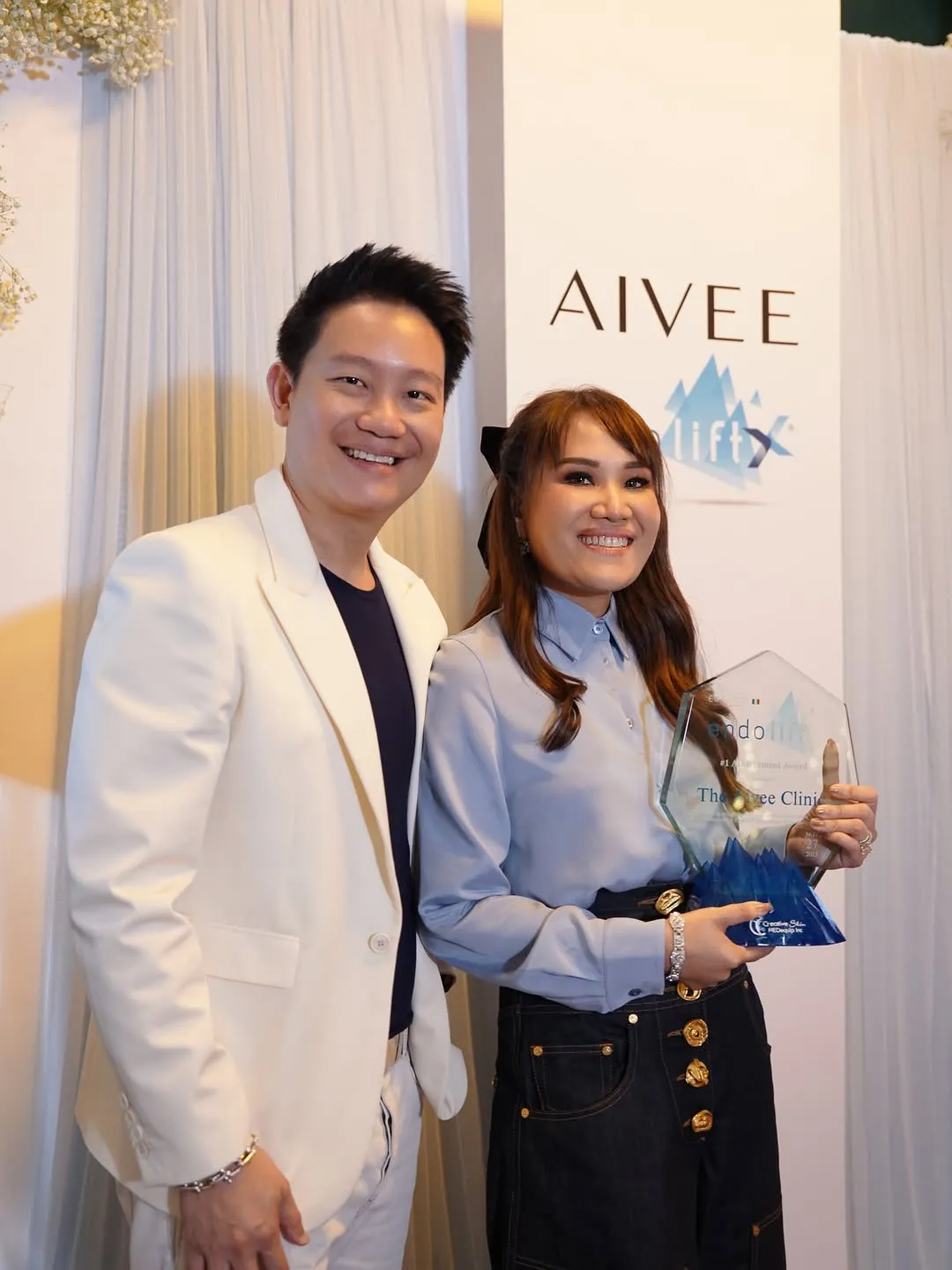 Dr. Z Teo and Dr. Aivee Teo of The Aivee Clinic formally accept the award recognizing them as the country's #1 Endolift Practitioner