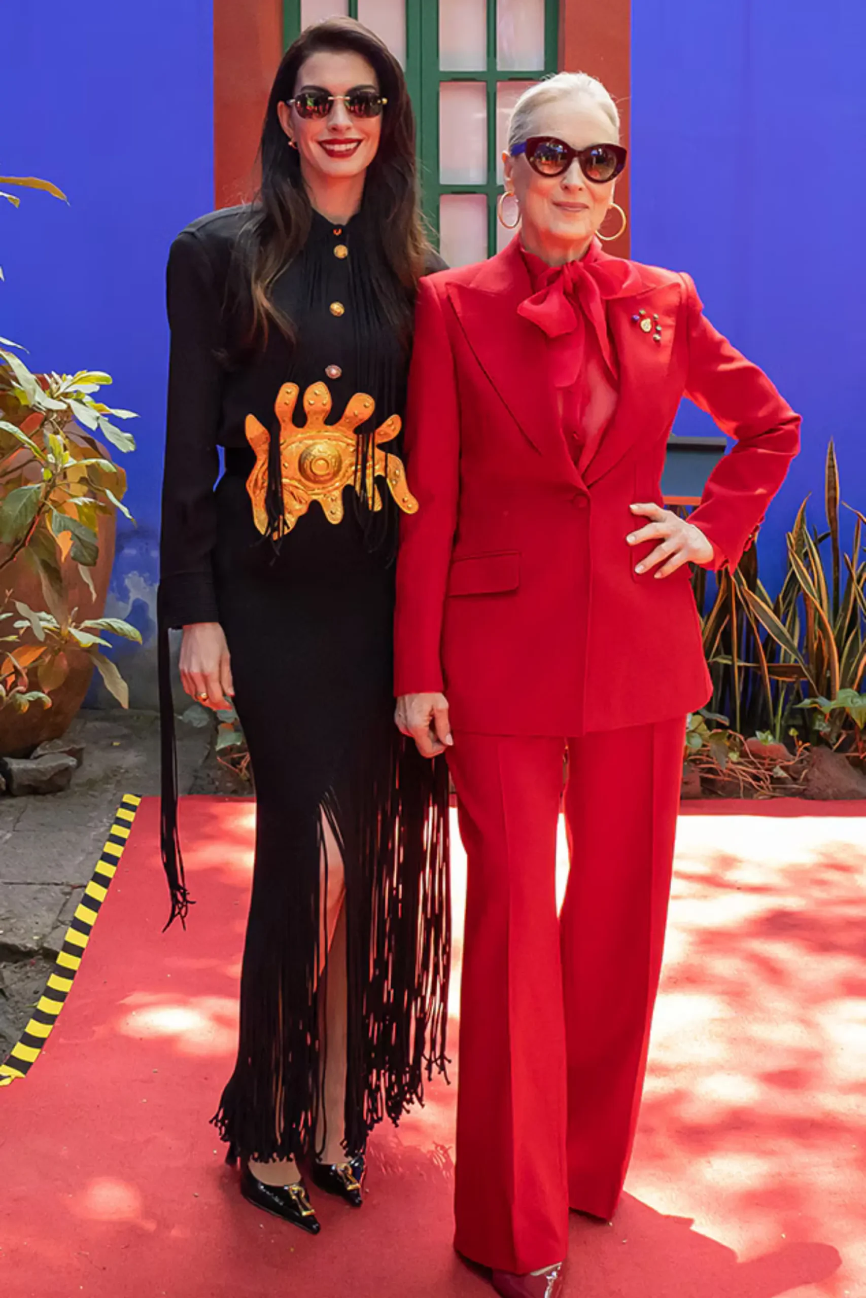 HATHAWAY IN SCHIAPARELLI, STREEP IN DOLCE & GABBANA