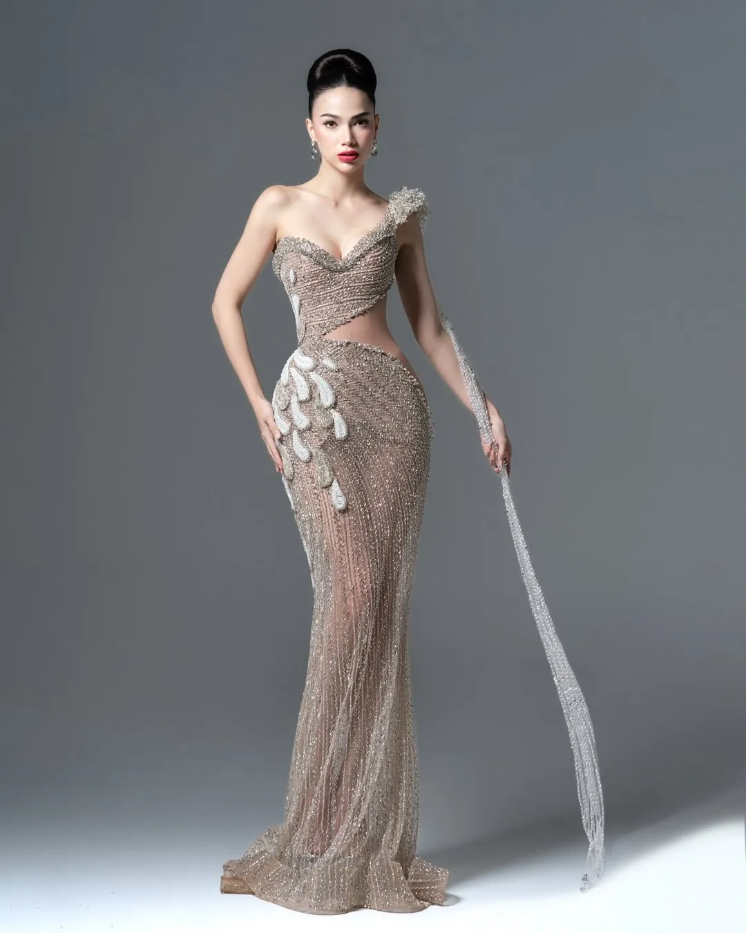 ROXIE BAEYENS WEARING RIAN FERNANDEZ