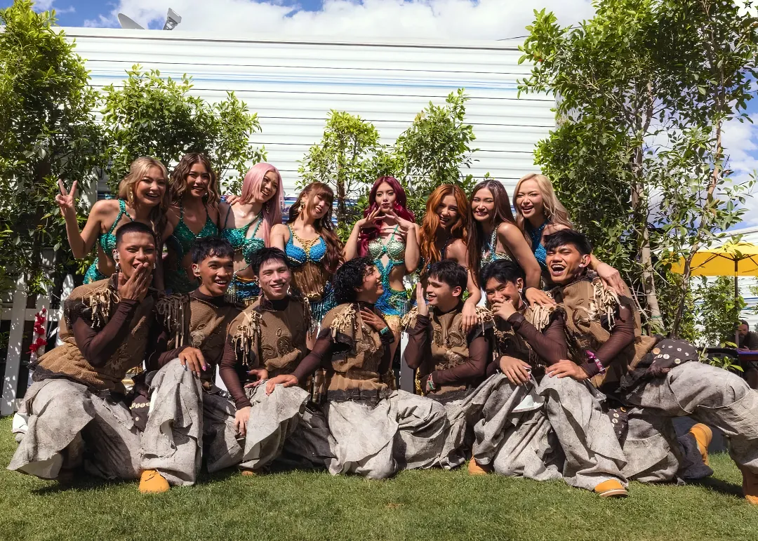 THE DANCERS OF THE GIRL GROUP ALSO CUSTOM LOOKS FROM PACSON