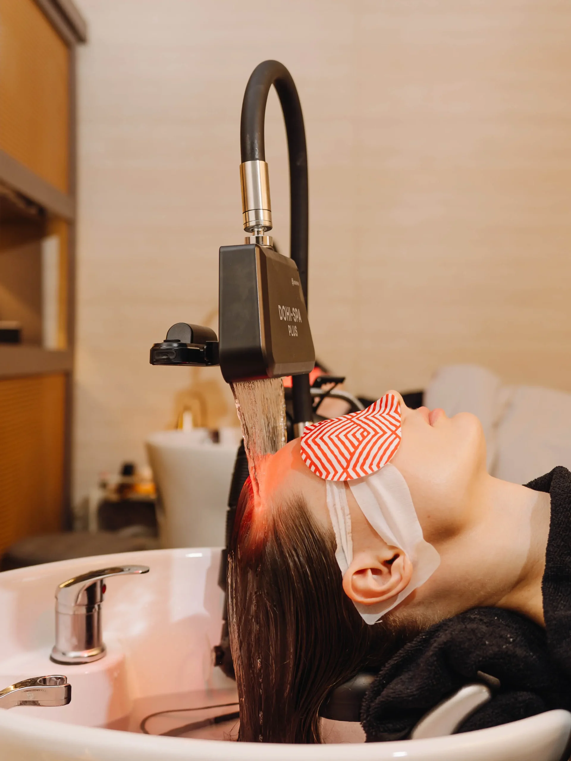 the Skalp Renewal SPA treatment is a 20-step hair routine that includes a skalp steam, relaxing eye mask, scalp detox, neck and shoulder massage, waterfall therapy and more