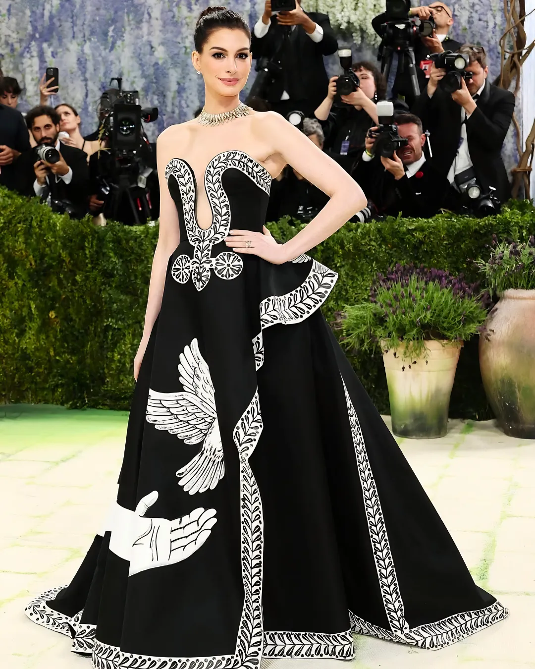 Anne Hathaway IN Michael Kors