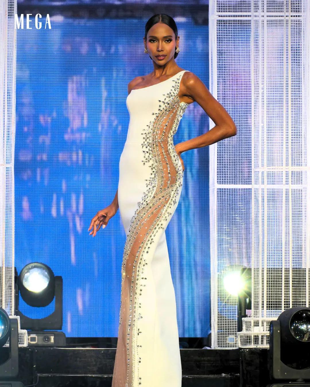 Apriel Smith WEARING HARVEY CENIT