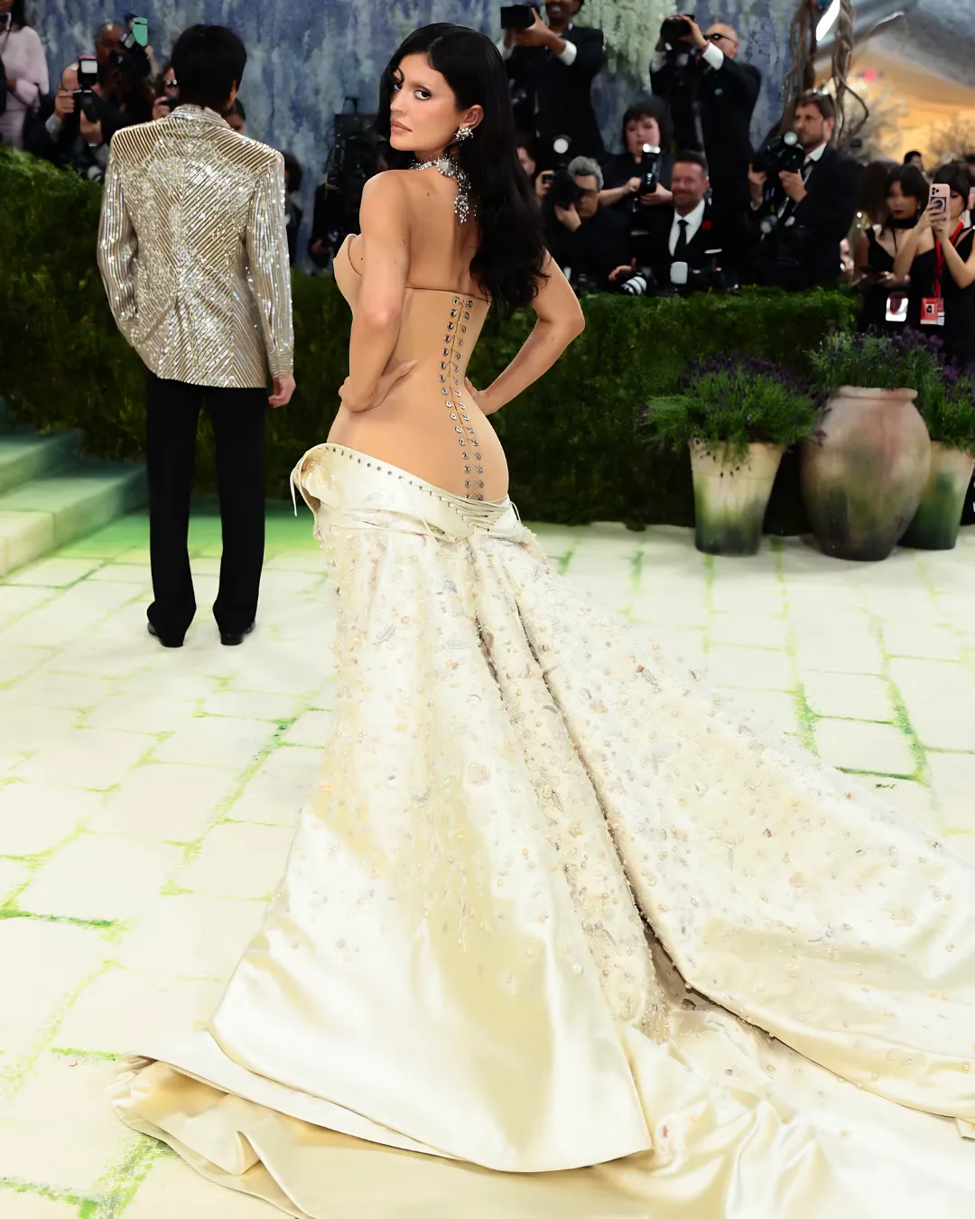 Kylie Jenner IN Schiaparelli 