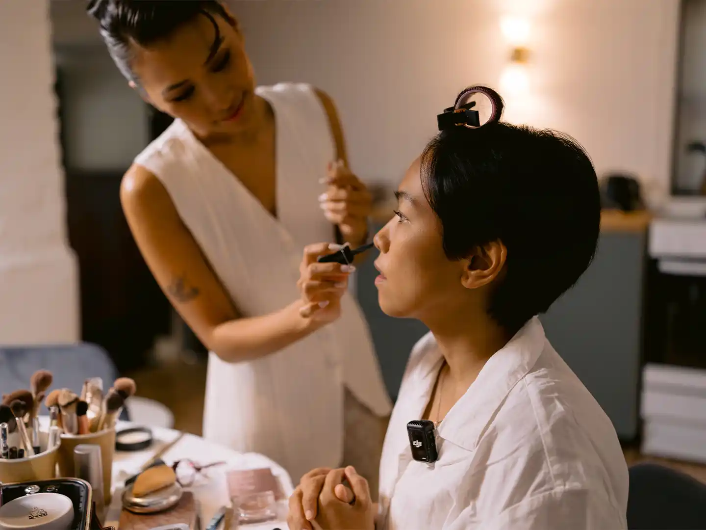 belle doing deng's makeup