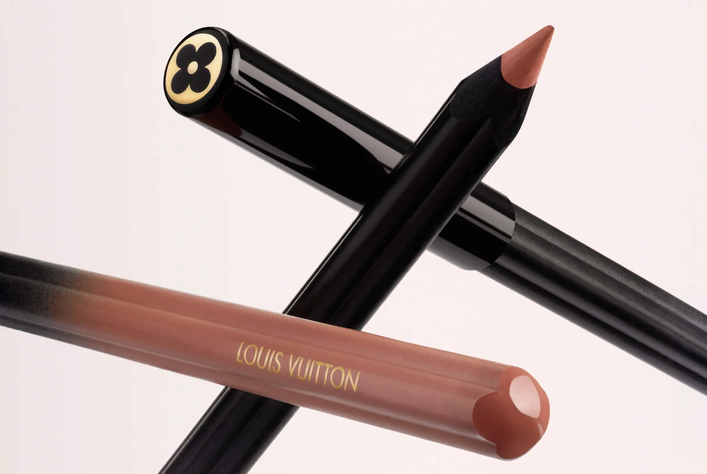 Coming in ten shades, the LV Crayon delivers precision with all-day wear and a high-performance formula 