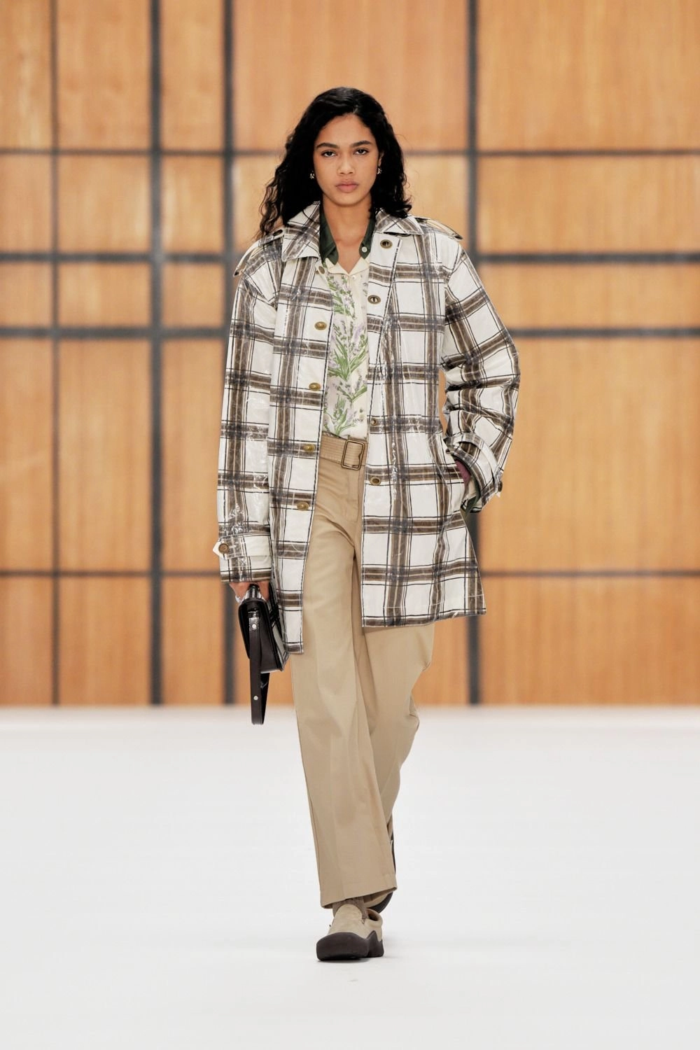 Burberry S/S27, Look 7