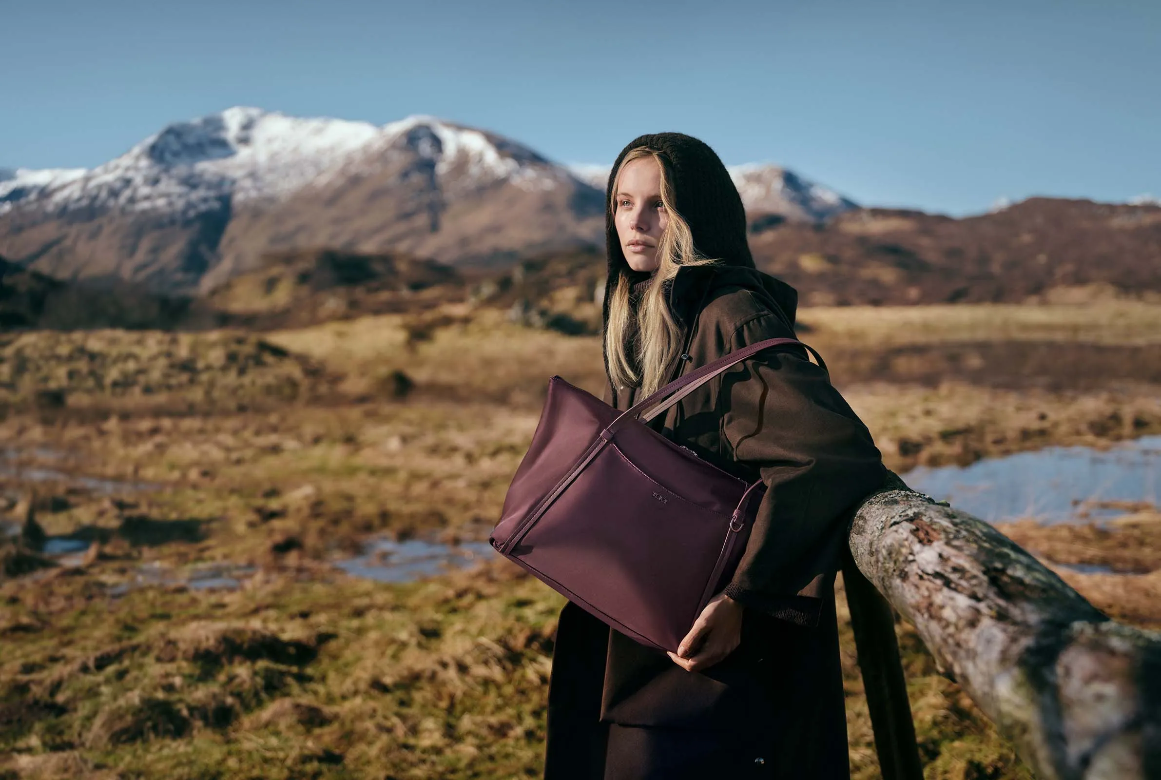A woman in the alps with her Voyageur Q Tote