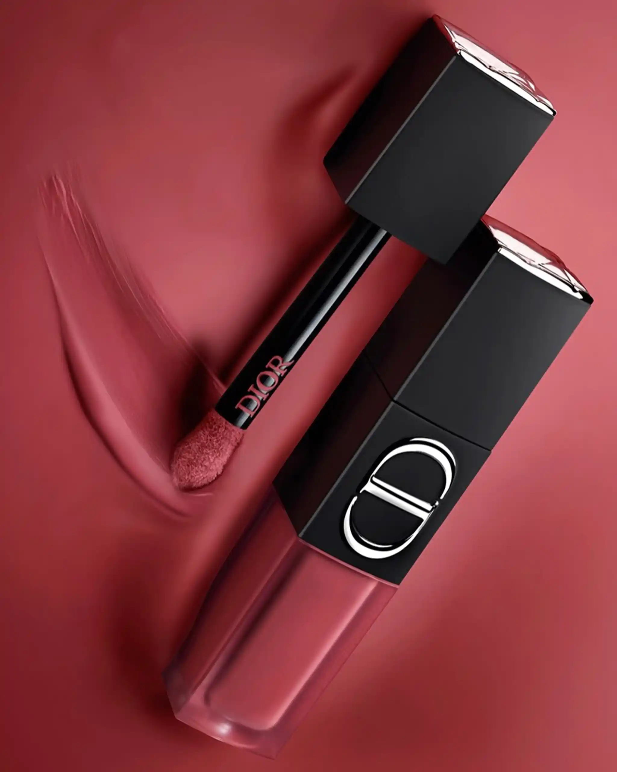 THE NEW ROUGE DIOR ON STAGE INK BLUR, ON THE OTHER HAND, IS DIOR MAKEUP'S TAKE ON A LIQUID MATTE LIPSTICK: LIGHT AS AN INK, BUILDABLE COLOR, AND A CLOUD-SOFT LIP EFFECT THAT LASTS ALL DAY