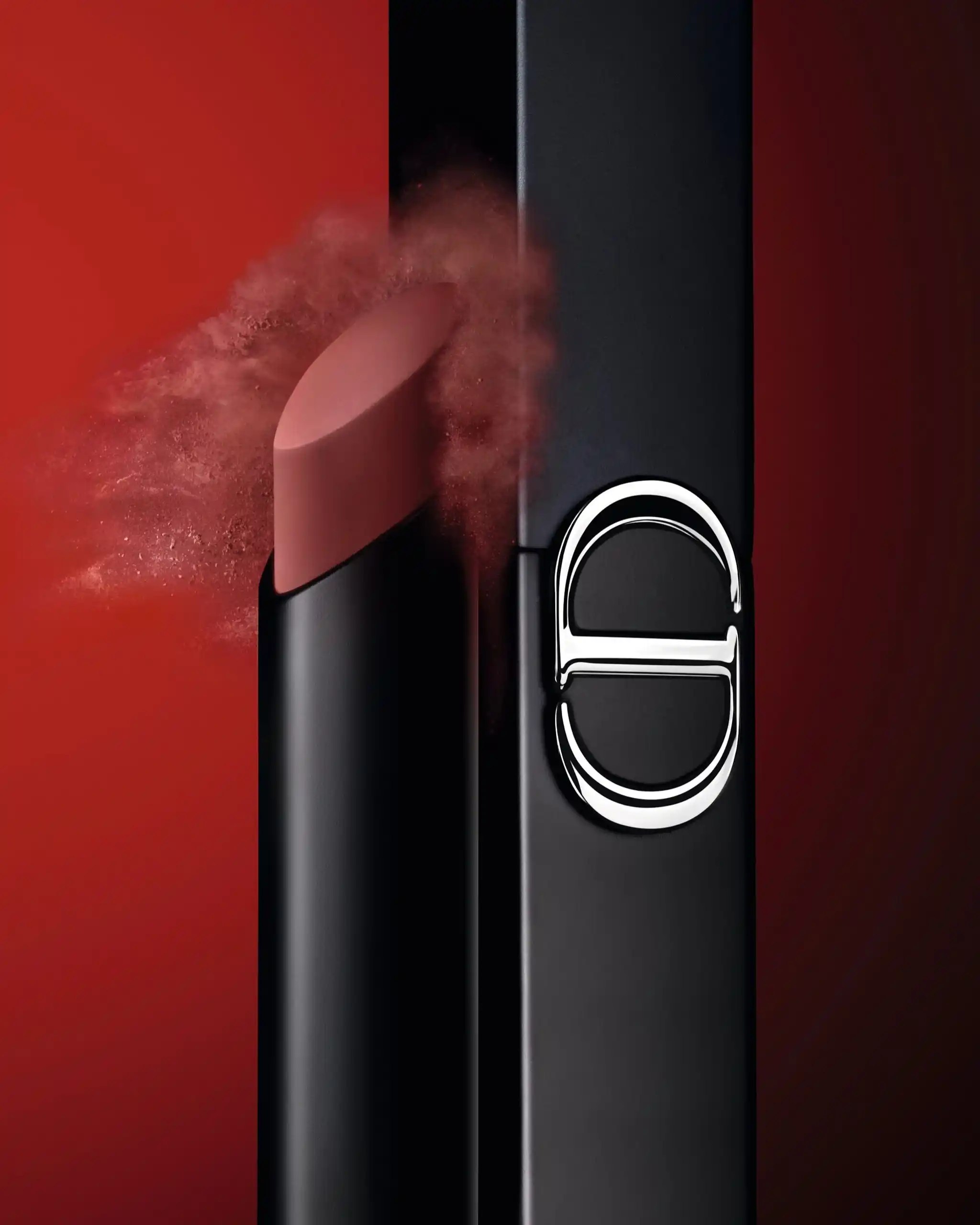 THE NEW ROUGE DIOR ON STAGE MATTE REIMAGINES A CLASSIC MATTE LIPSTICK, ONLY THIS TIME, THE FORMULATION PRIORITIZES COMFORT AND EXCELLENT MAKEUP PERFORMANCE